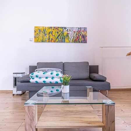 6 Min To Amusement Park - Economy Rooms In Shared Apartment Wien Eksteriør bilde