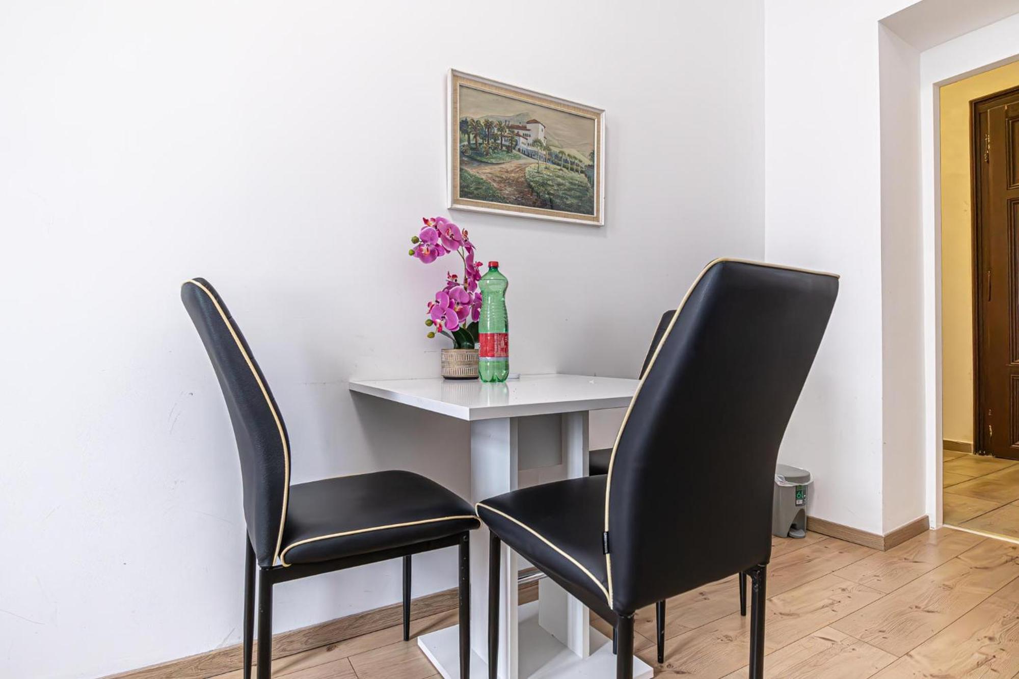 6 Min To Amusement Park - Economy Rooms In Shared Apartment Wien Eksteriør bilde