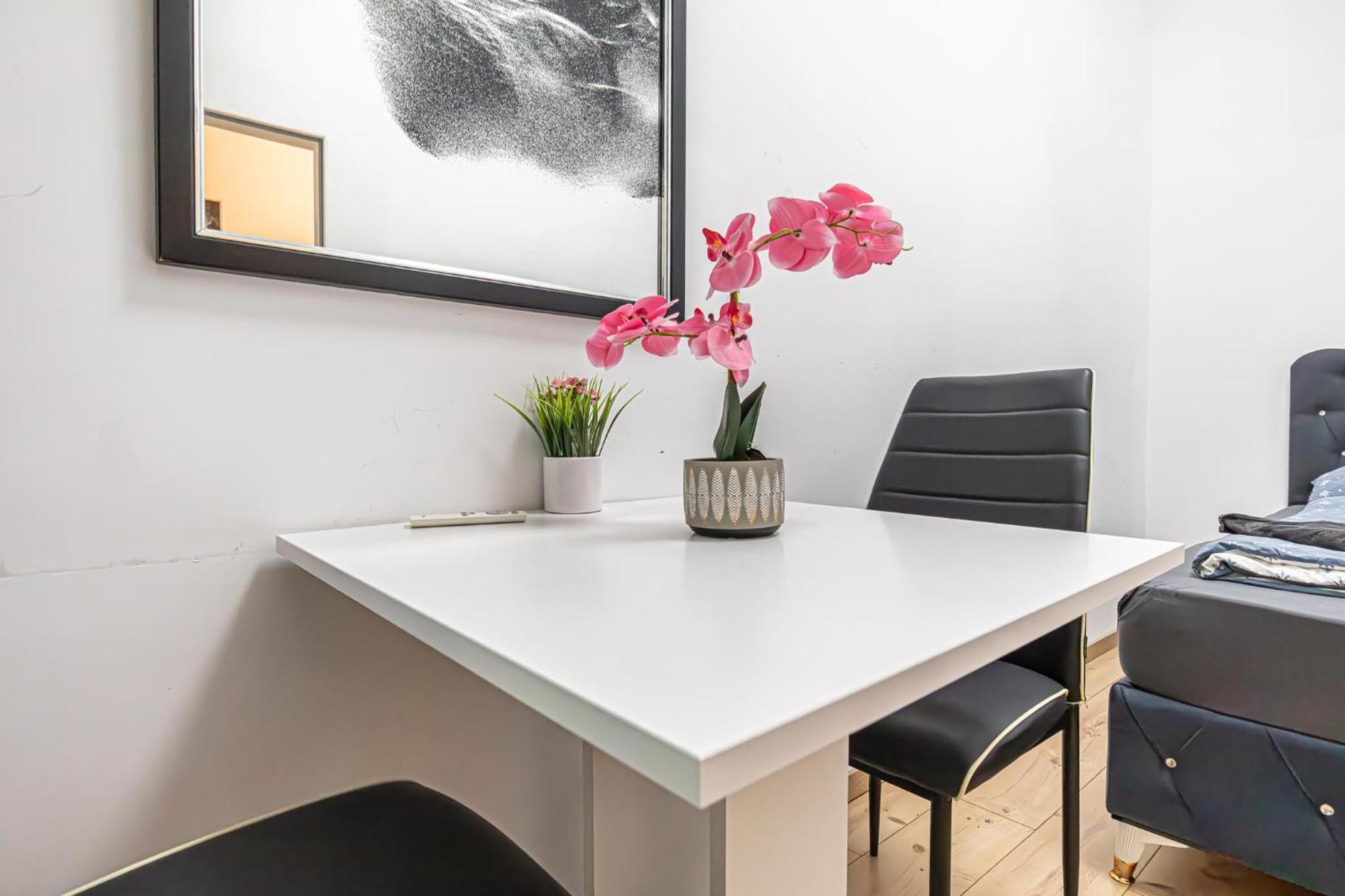 6 Min To Amusement Park - Economy Rooms In Shared Apartment Wien Eksteriør bilde
