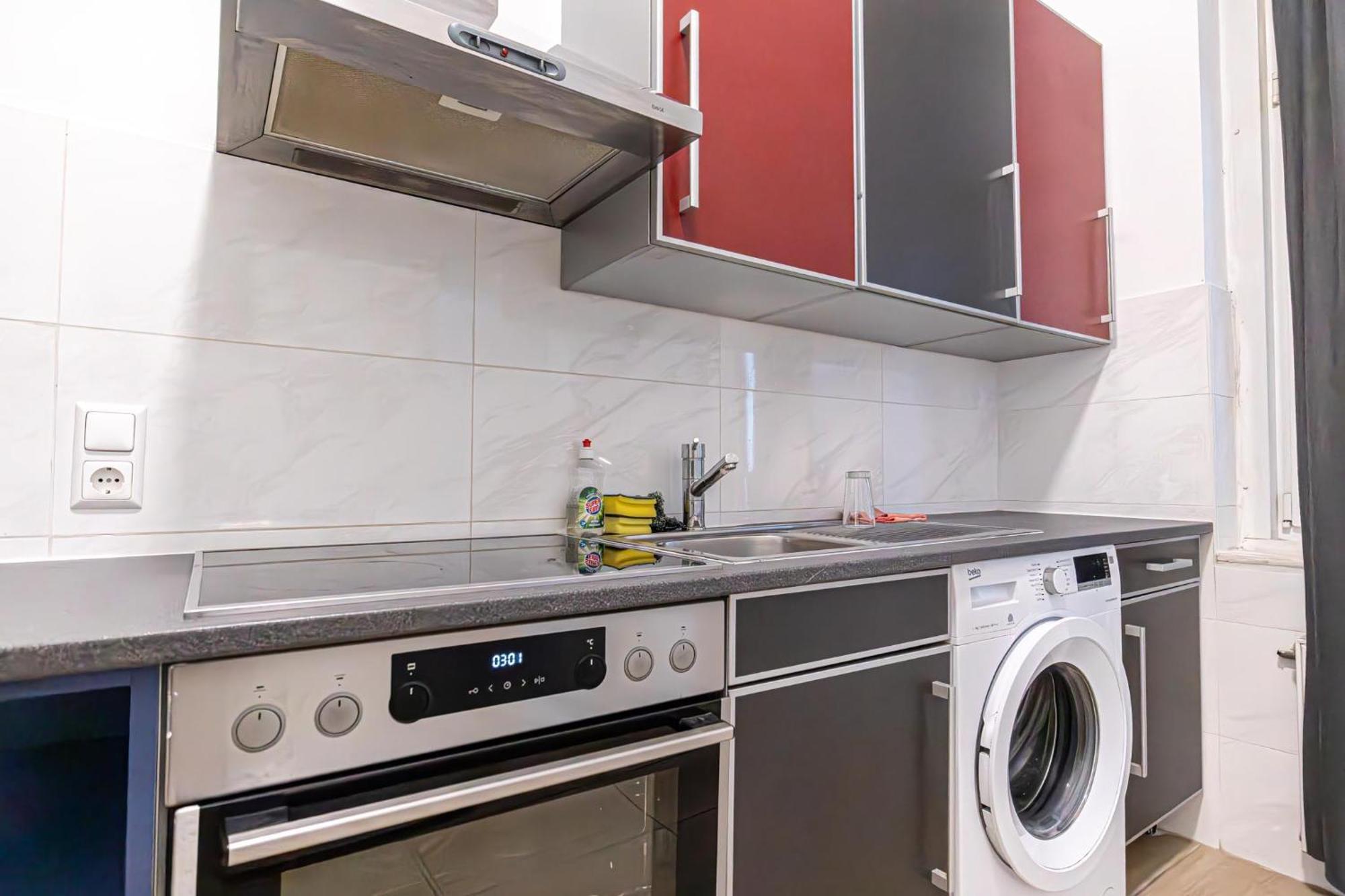 6 Min To Amusement Park - Economy Rooms In Shared Apartment Wien Eksteriør bilde