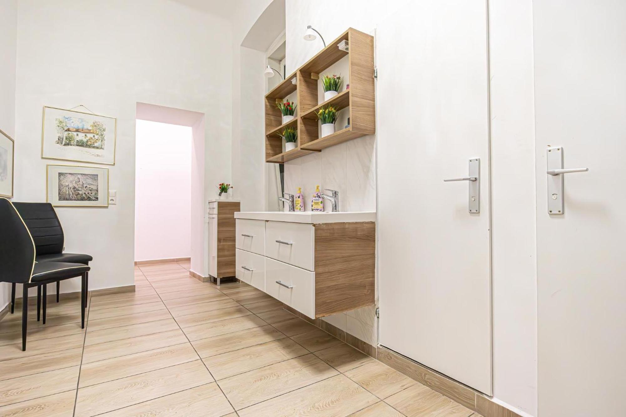 6 Min To Amusement Park - Economy Rooms In Shared Apartment Wien Eksteriør bilde