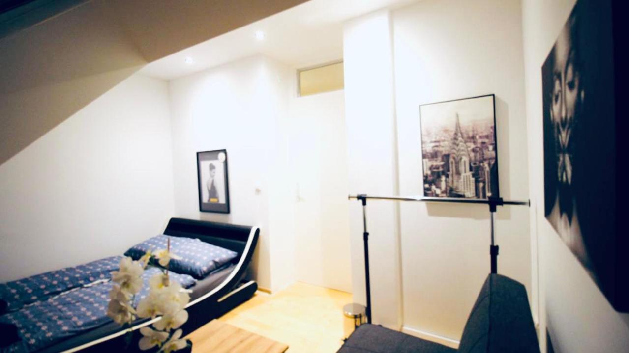 6 Min To Amusement Park - Economy Rooms In Shared Apartment Wien Eksteriør bilde