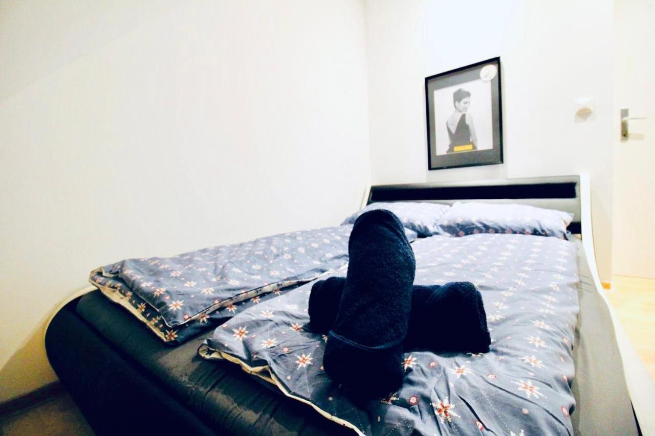 6 Min To Amusement Park - Economy Rooms In Shared Apartment Wien Eksteriør bilde