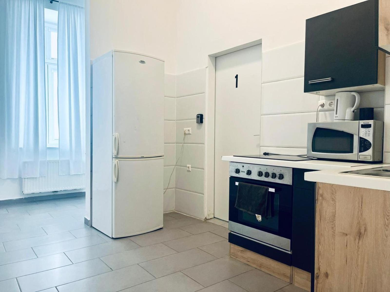 6 Min To Amusement Park - Economy Rooms In Shared Apartment Wien Eksteriør bilde